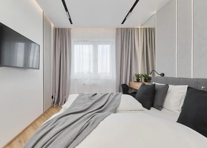 Apartment Exclusive With Balcony & Parking By Renters Prestige