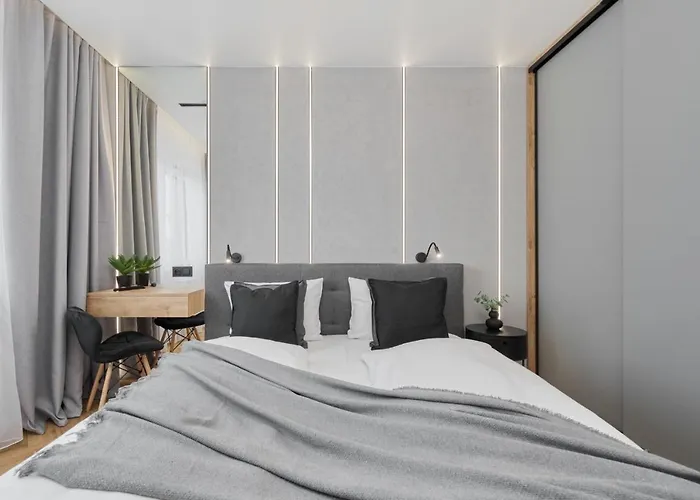 Apartment Exclusive With Balcony & Parking By Renters Prestige *