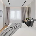 דירה Exclusive With Balcony & Parking By Renters Prestige