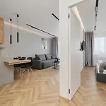 Exclusive With Balcony & Parking By Renters Prestige ורוצלב