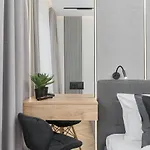 Exclusive With Balcony & Parking By Renters Prestige דירה *