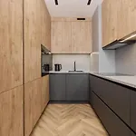 Exclusive With Balcony & Parking By Renters Prestige דירה