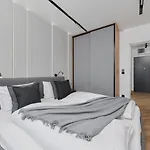 Exclusive With Balcony & Parking By Renters Prestige דירה *