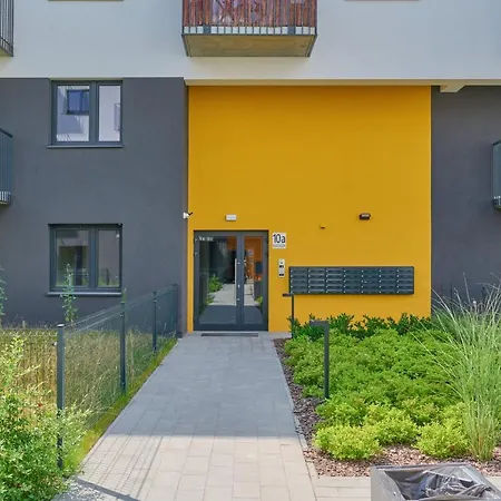 Exclusive With Balcony & Parking By Renters Prestige * ורוצלב