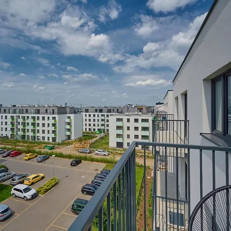 Exclusive With Balcony & Parking By Renters Prestige Lejlighed
