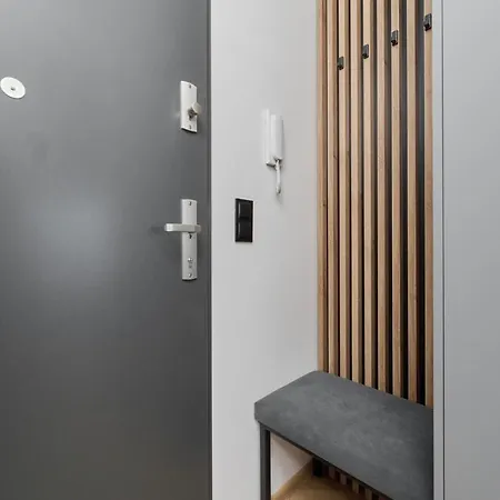 Exclusive With Balcony & Parking By Renters Prestige * Breslavia