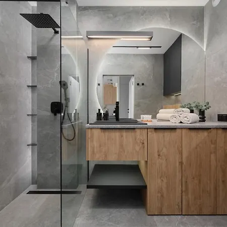 Exclusive With Balcony & Parking By Renters Prestige * Breslavia