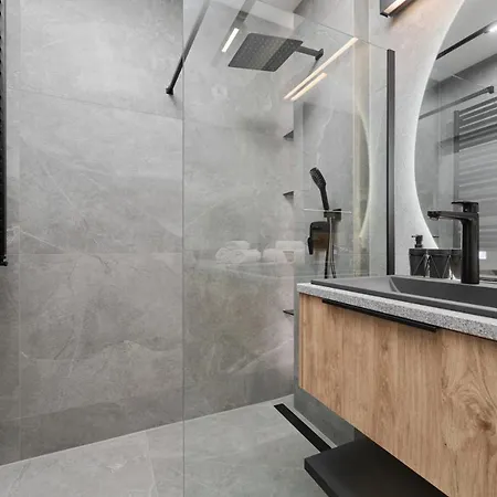 Exclusive With Balcony & Parking By Renters Prestige Appartamento Breslavia