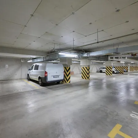 Exclusive With Balcony & Parking By Renters Prestige Lejlighed